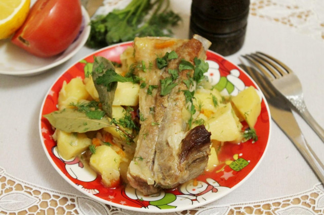 Свиные ребрышки с болгарским перцем и картошкой тушеные