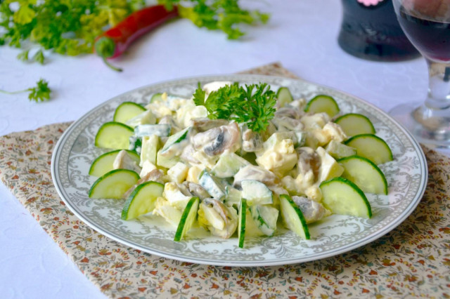 Салат с жареными шампиньонами огурцами и яйцами