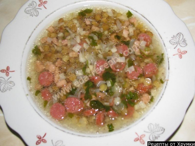 Сытный суп из чечевицы со свининой, колбасой и кореньями