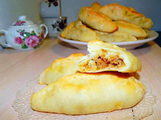 Пирожки из дрожжевого сдобного теста с мясом и картошкой
