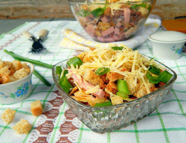 Салат с зеленым луком сухариками ветчиной и фасолью