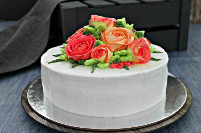Торт с меренгами украшенный цветами