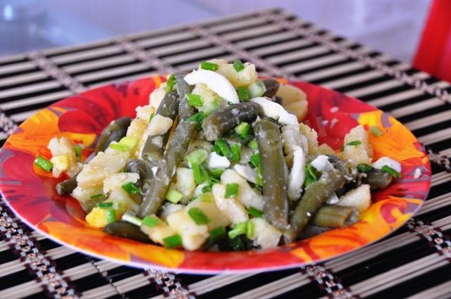 Салат из стручковой фасоли картофеля зеленого лука и яиц