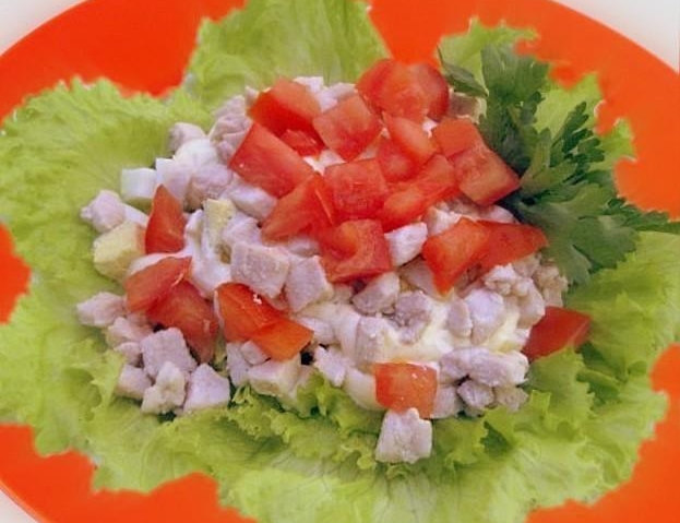 Салат с растительным маслом, курицей и помидорами