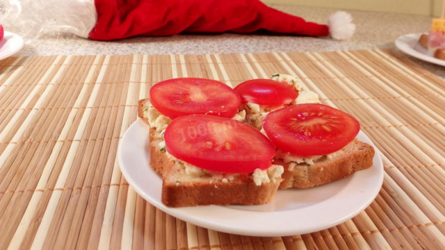 Закусочные бутерброды с помидорами и сыром