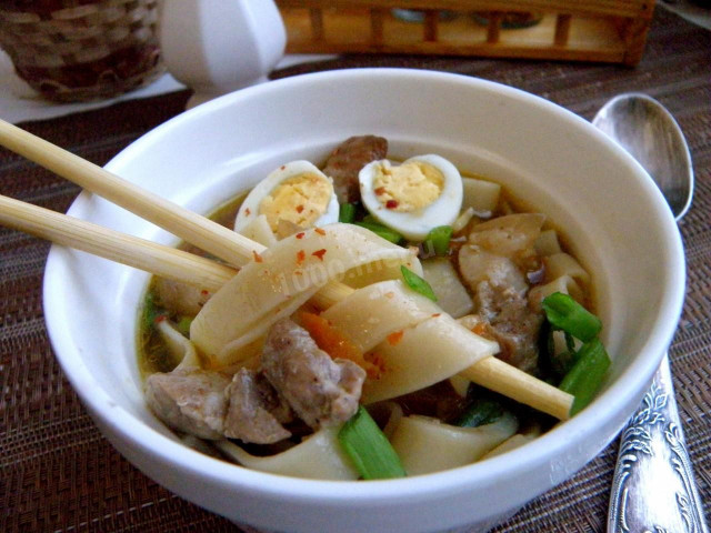 Суп с лапшой и свининой на курином бульоне азиатский