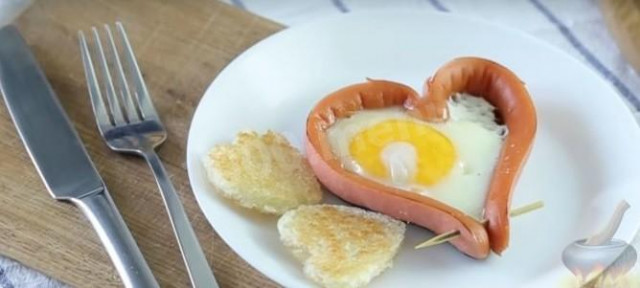 Завтрак для влюбленных из сосисок с яйцами