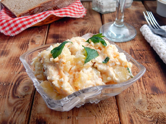 Салат из трески горячего копчения с картофелем классический Салат из трески горячего копчения с картофелем классический