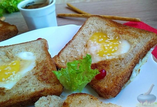 Романтический завтрак с яйцом и хлебом