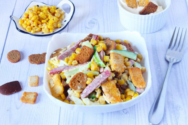 Салат с сухариками копченой колбасой и сыром Салат с сухариками копченой колбасой и сыром