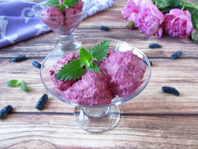 Мороженое из творога с ягодами жимолости домашнее