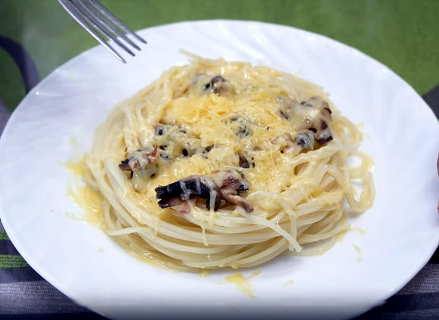 Паста спагетти с шампиньонами и твердым сыром пармезан