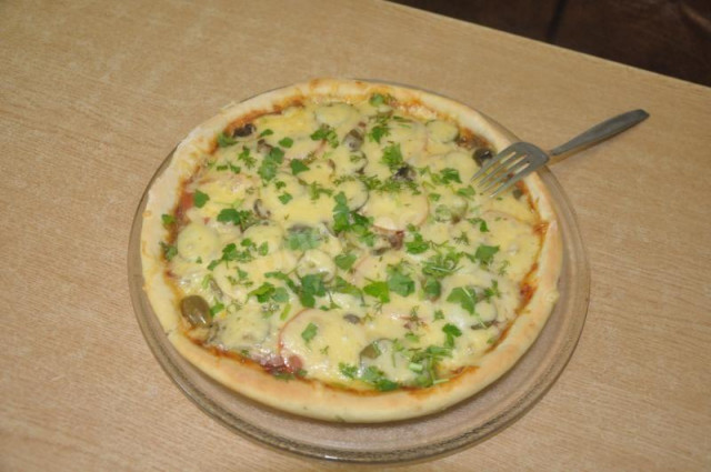 Итальянская тонкая пицца с ветчиной, сыром и грибами