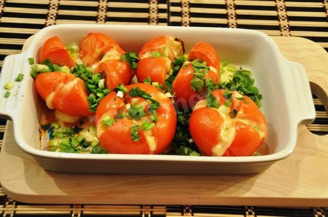 Запеченные помидоры с копченым сыром и зеленью в духовке