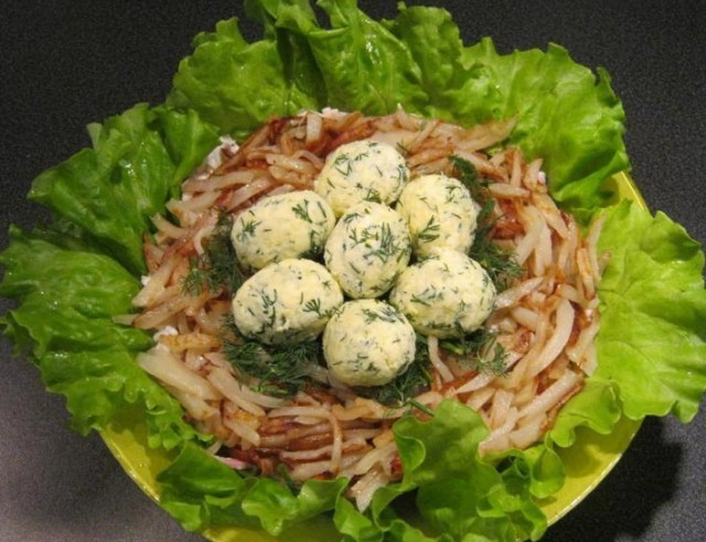 Салат гнездо кукушки с жареными шампиньонами и сыром