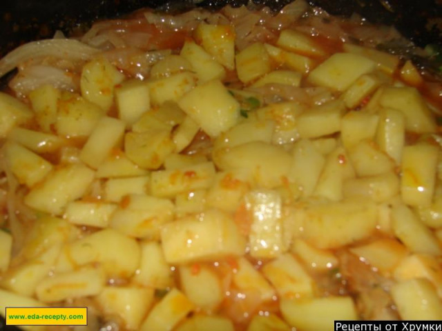 Рагу из картофеля тушеное с капустой и пастой на сковороде