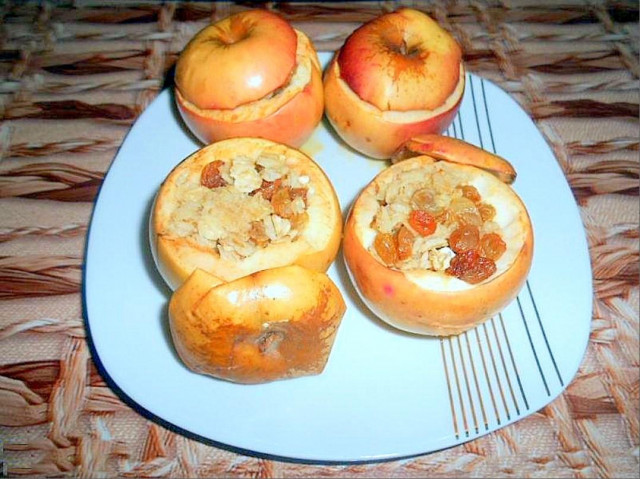 Запеченные яблоки с медом в духовке с сухофруктами и корицей