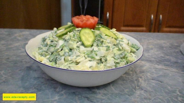 Зеленый салат из огурцов с луком