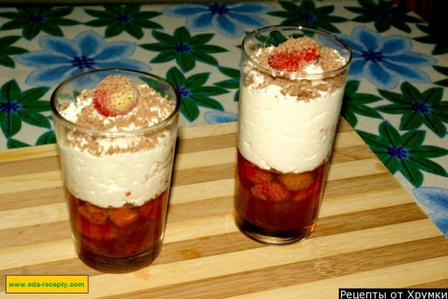 Творожный десерт с клубникой