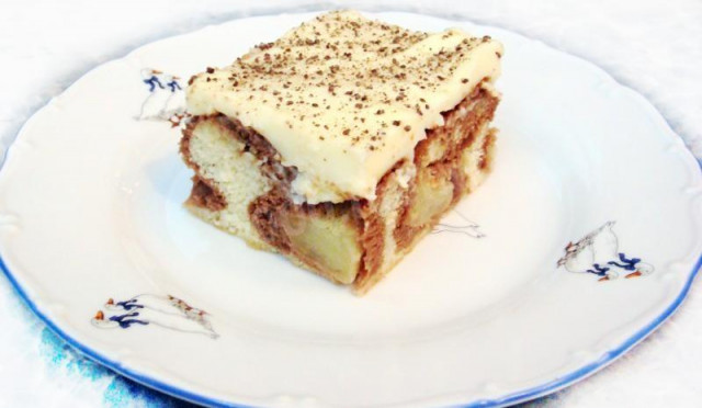 Бисквитный торт с масляным кремом и яблоками