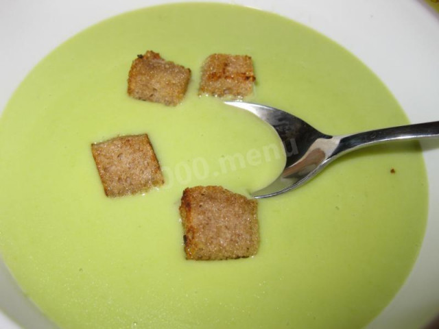 Суп-пюре из зеленого горошка с желтками