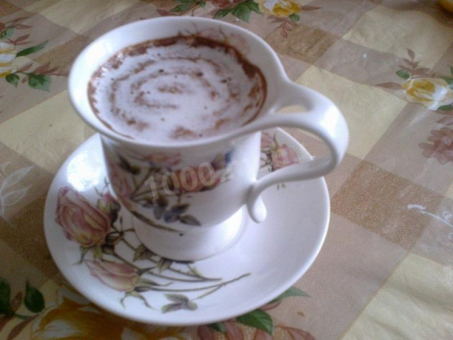Домашний кофейный напиток с шоколадом и сливками