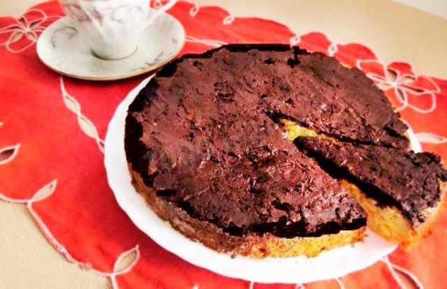 Шоколадный пирог с консервированными ананасами