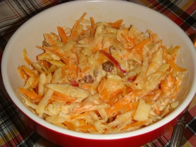 Салат с морковью сельдереем и изюмом