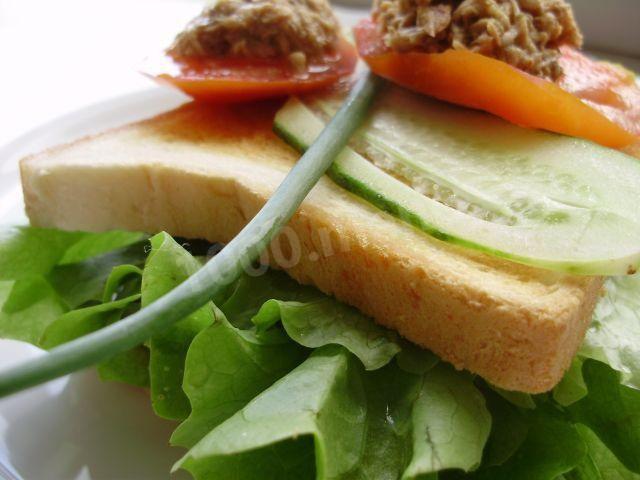 Бутерброды на белом хлебе с тунцом, салатом-латук и огурцом