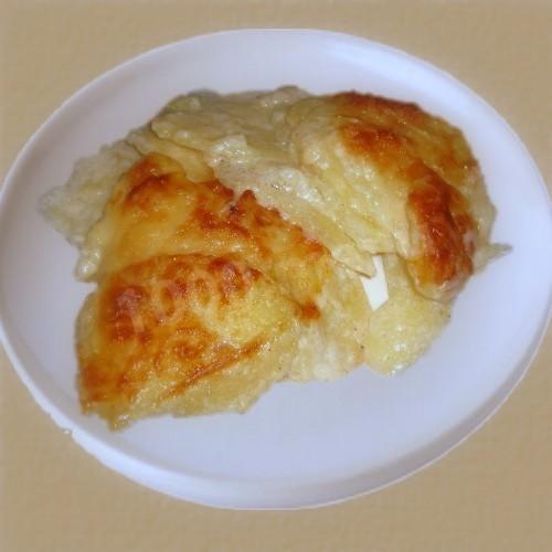Картофель ломтиками, запеченный в сливках и сыре в духовке