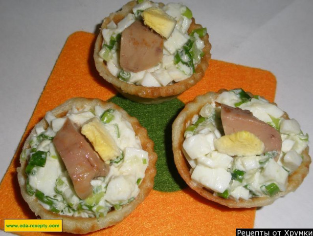 Тарталетки с печенью трески и яйцом, зеленым луком и укропом