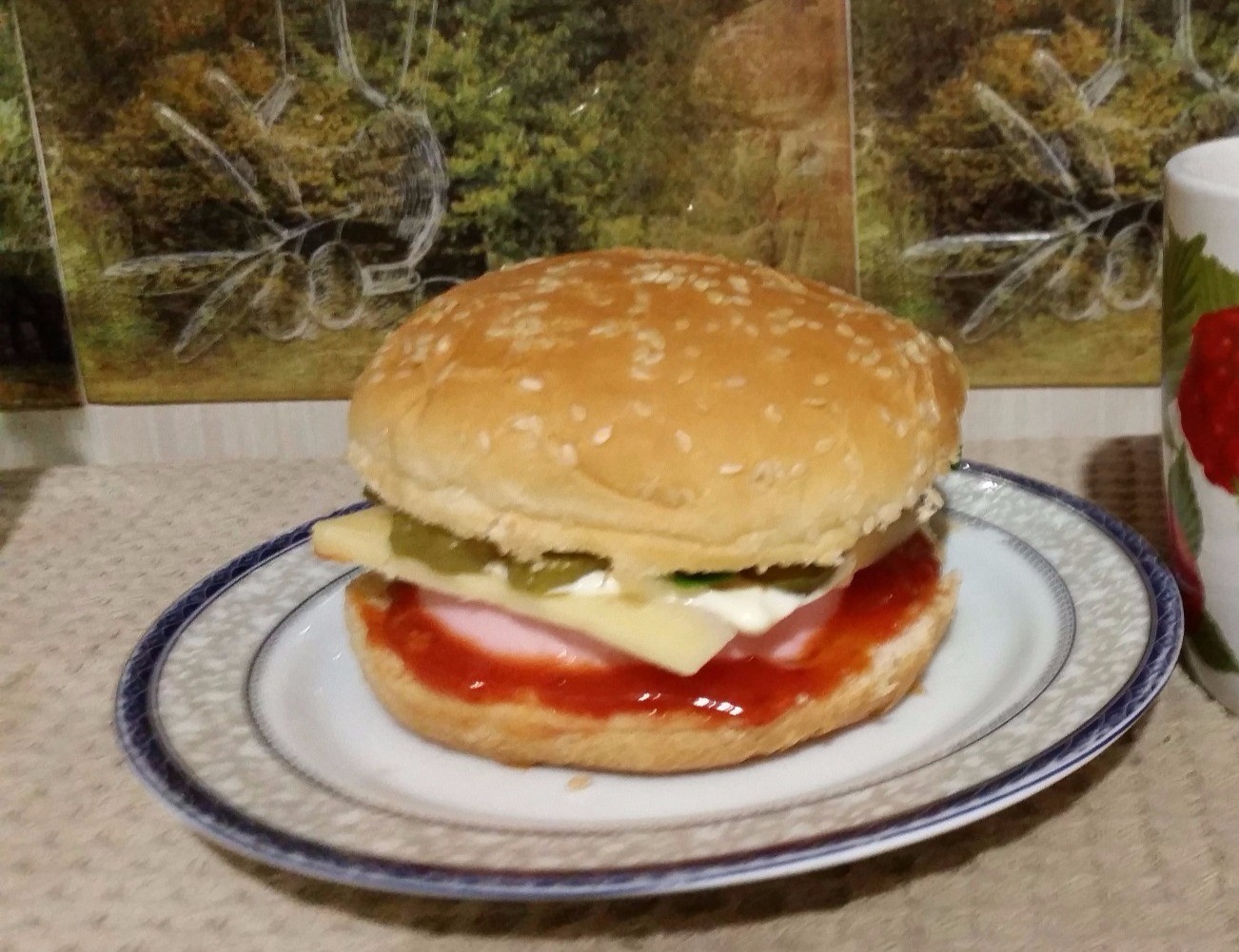 Домашний гамбургер с колбасой