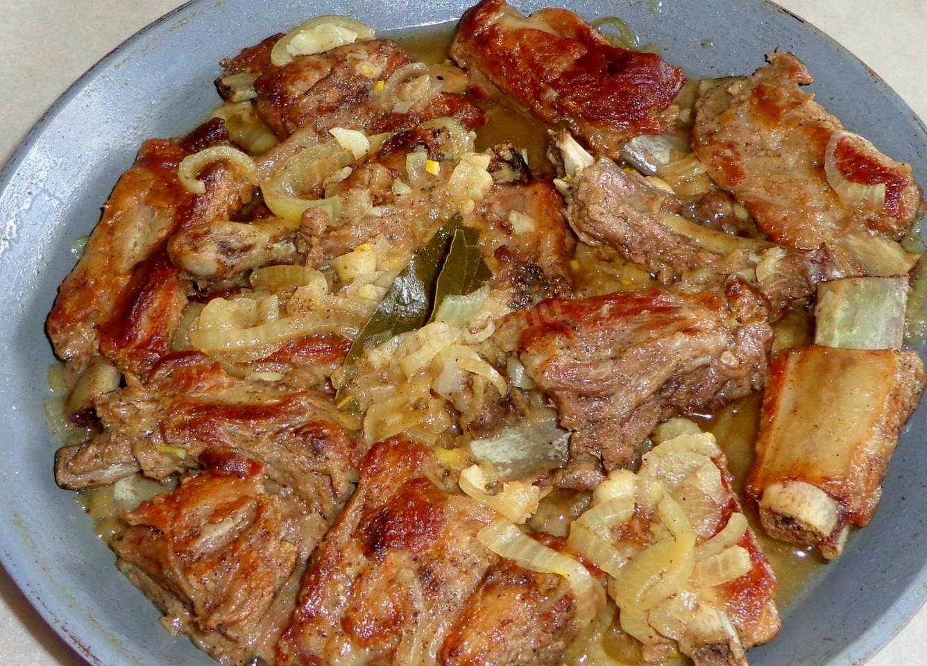 Ужин из свинины на сковороде быстро. Свиные рёбрышки на сковороде. Жареные рёбрышки свиные на сковороде. Вкусные блюда из свиных ребрышек. Свиные ребра блюдо.