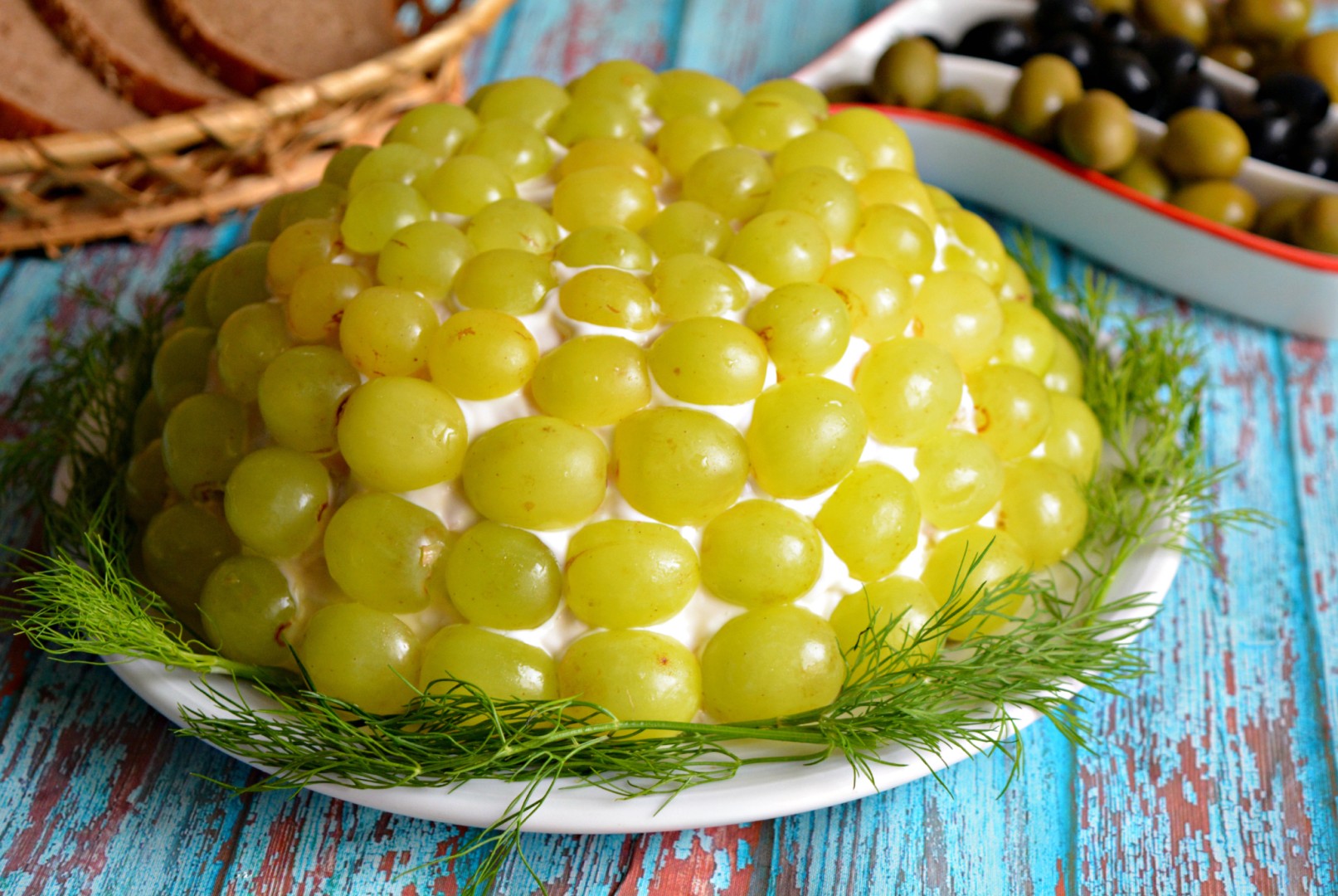 Салат тиффани с виноградом и орехами