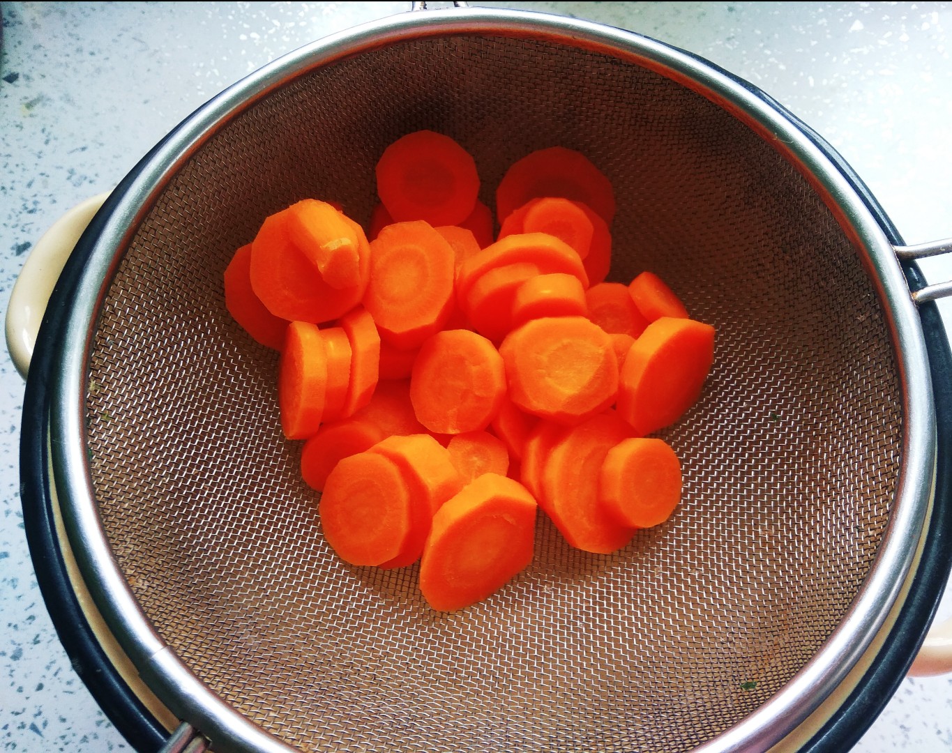 Калории морковь вареная. Морковь в микроволновке. Из вареной моркови. Морковь в микроволновке быстро. Запах вареной моркови.