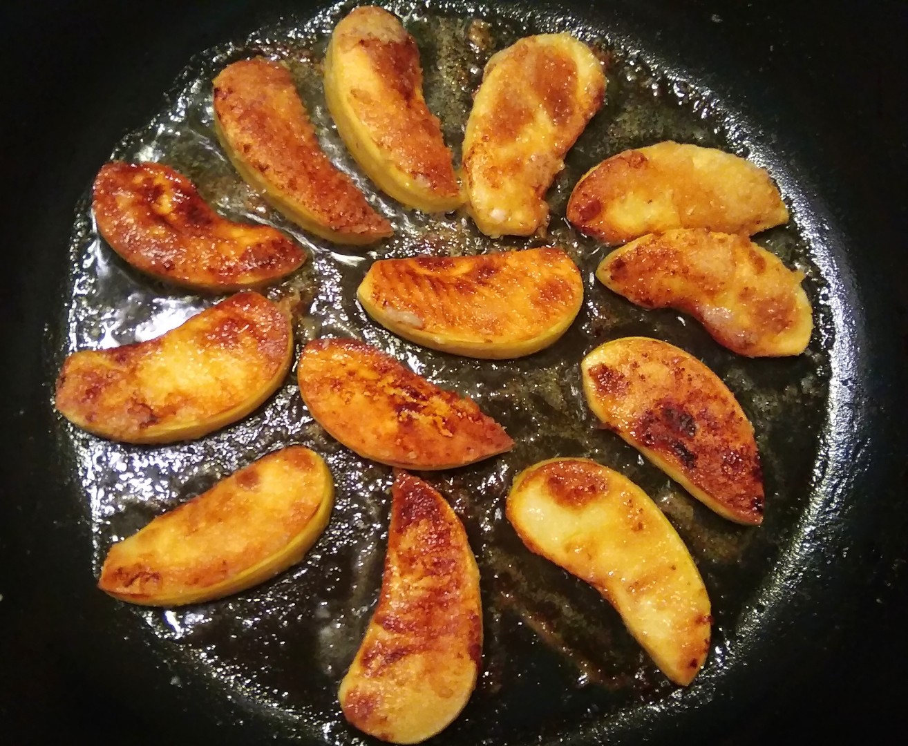 Сердечки пожарить на сковороде с луком. Что можно сделать с яблоками на сковороде без духовки быстро.