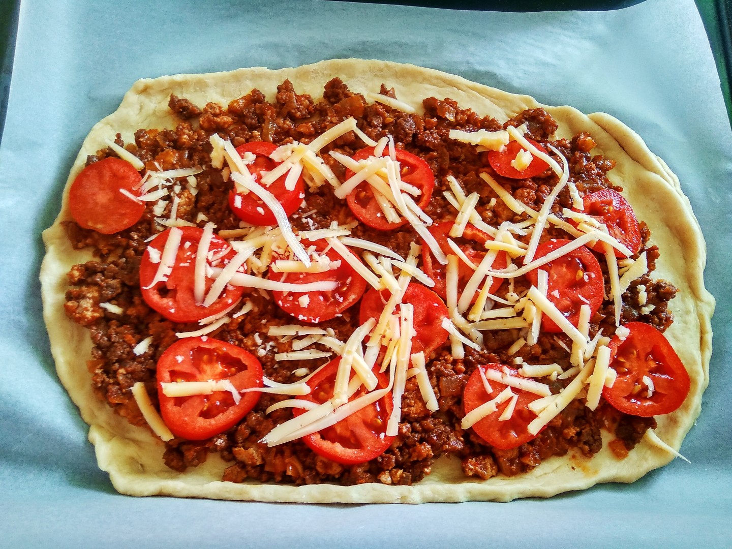турецкая пицца с фаршем и помидорами в духовке фото 21