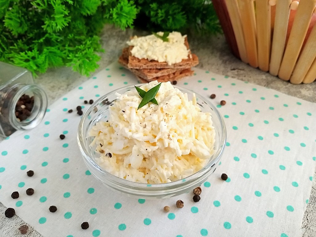 Еврейская закуска из сыра с чесноком и яиц рецепт фото пошагово и видео -  1000.menu