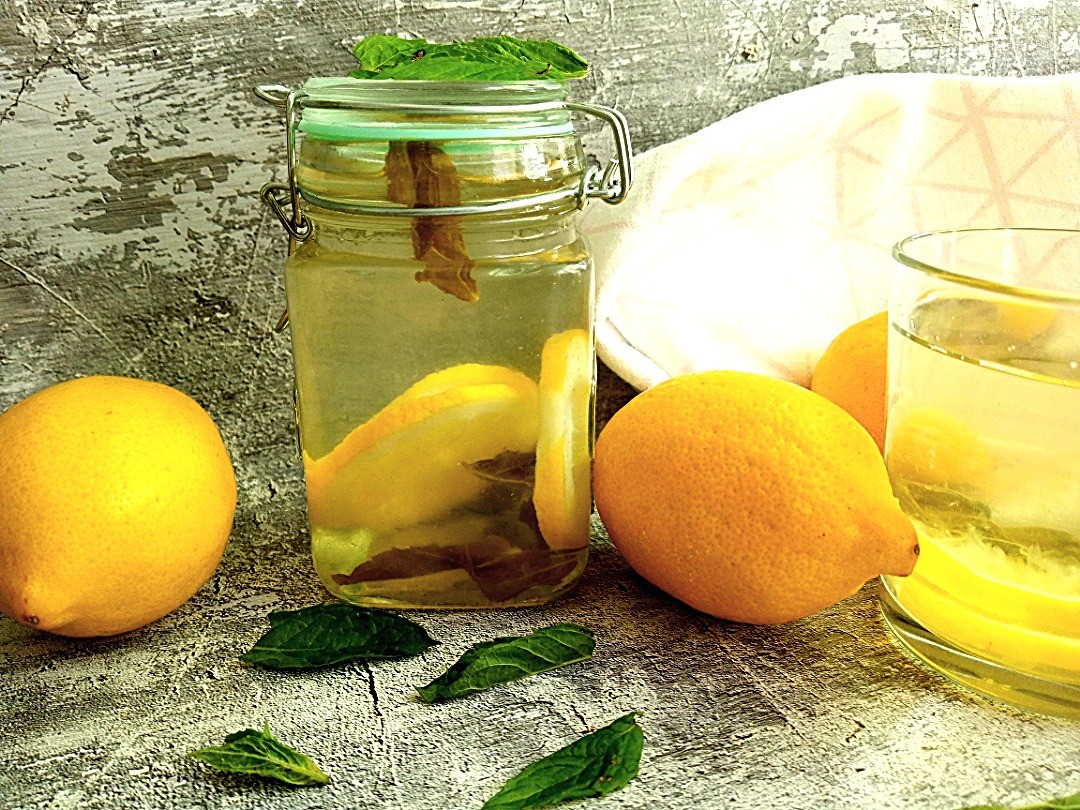Сок лимоном на зиму рецепт. Лимоны на зиму. Компот с лимоном и мятой. Компот из лимона. Настойка на лимоне.