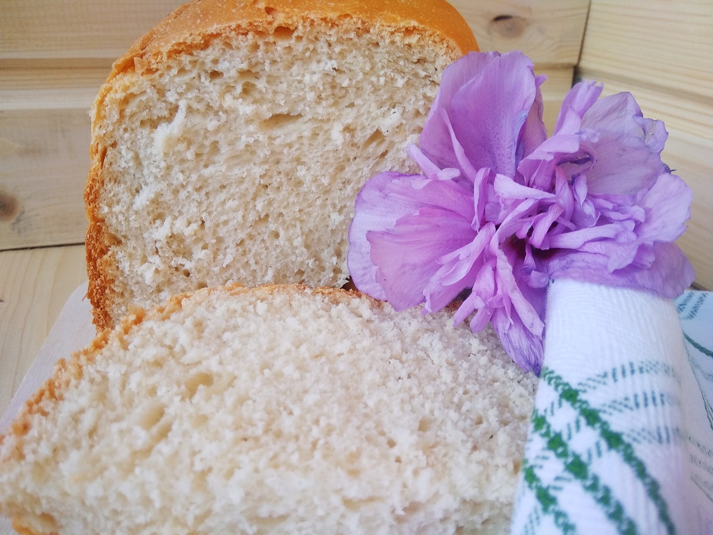 Простой хлеб на кефире. Хлеб на кефире. Хлеб на кефире в хлебопечке. Хлеб домашний на кефире фото. Хлеб на кефире польза.