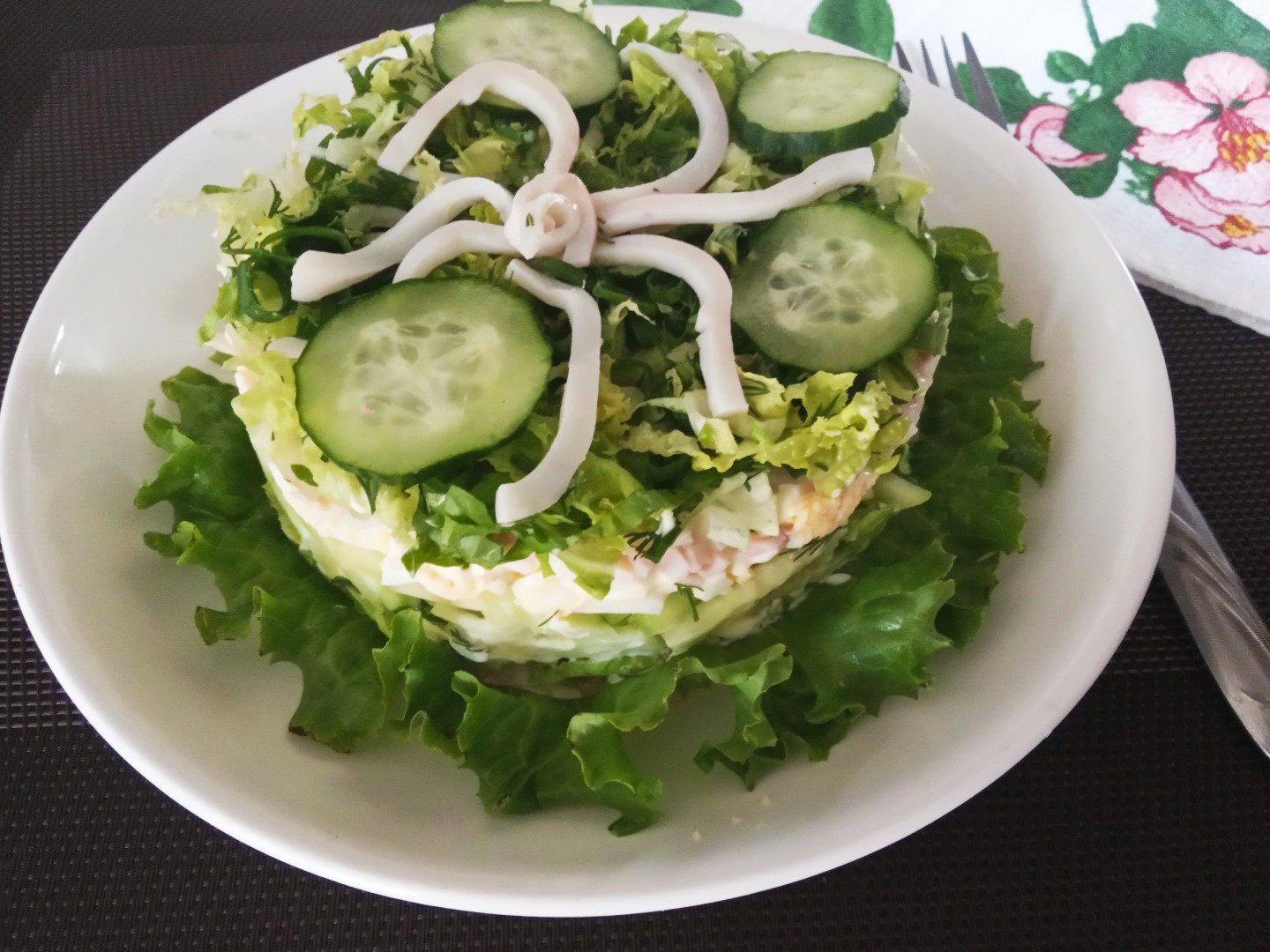 Рецепт вкусного салата из кальмаров и огурцов: простой и быстрый способ приготовления