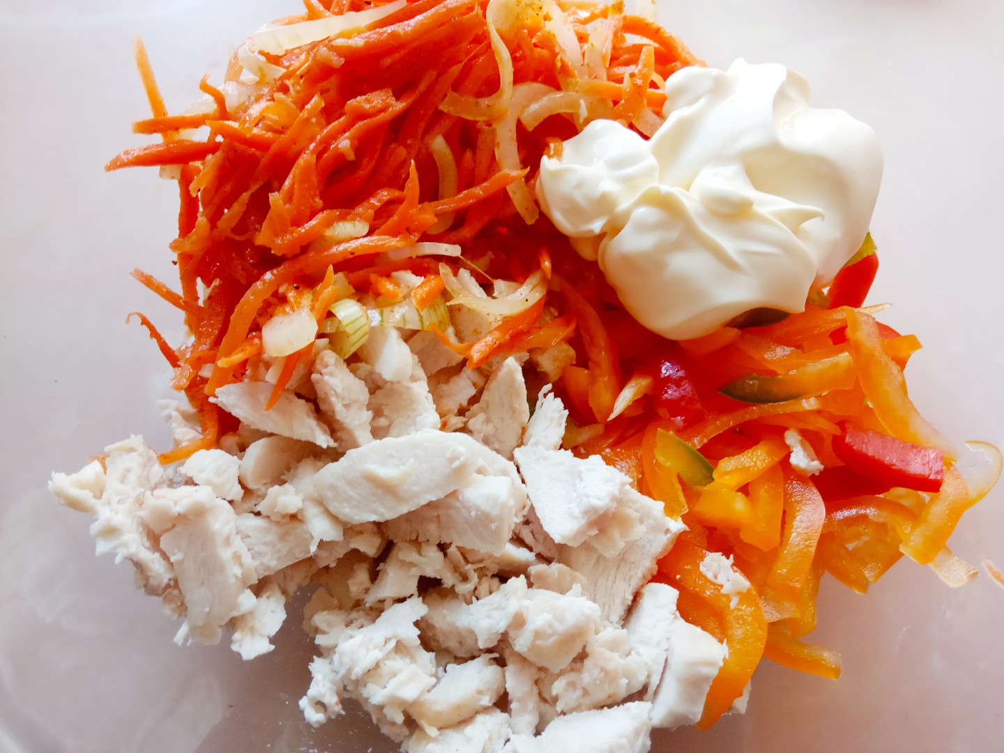 Копченая курица перец корейская морковь. Выпечка с курицей болгарским перцем и корейской морковью.