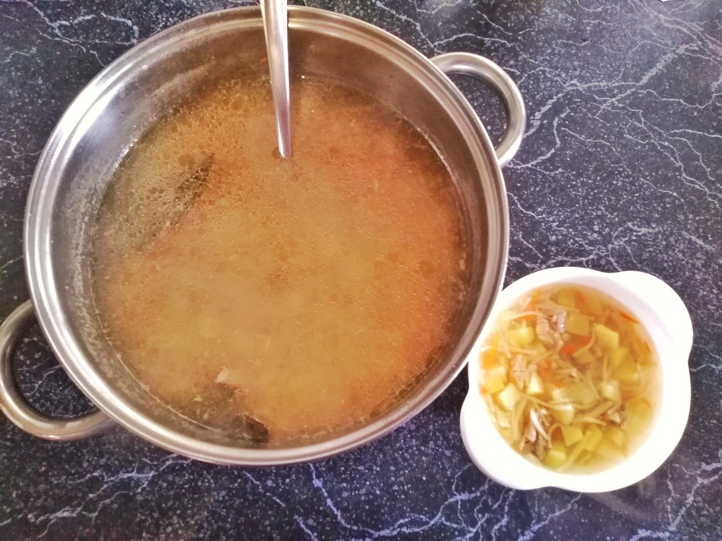Картинки суп тушенка рожки картошка в кастрюле на столе