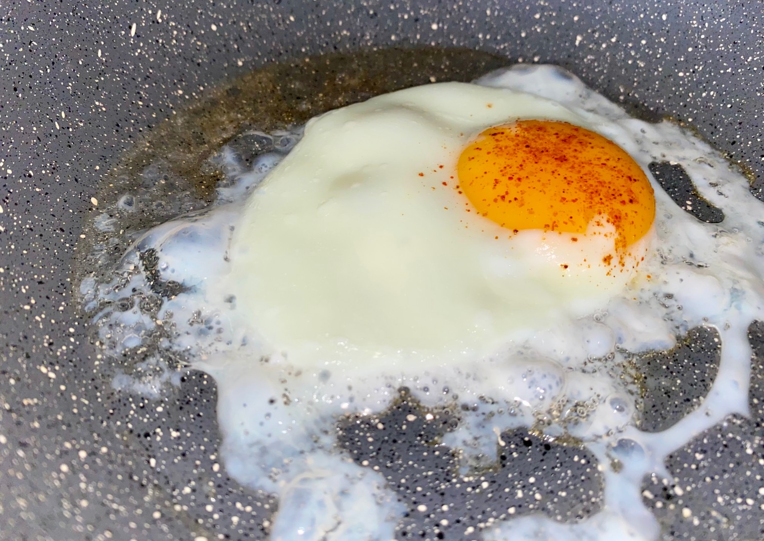Яйцо на воде в сковороде. Воздушная яичница на сковороде. Яичница на песке. Яичница на сусагцыд. Аппликация яичница на сковороде.