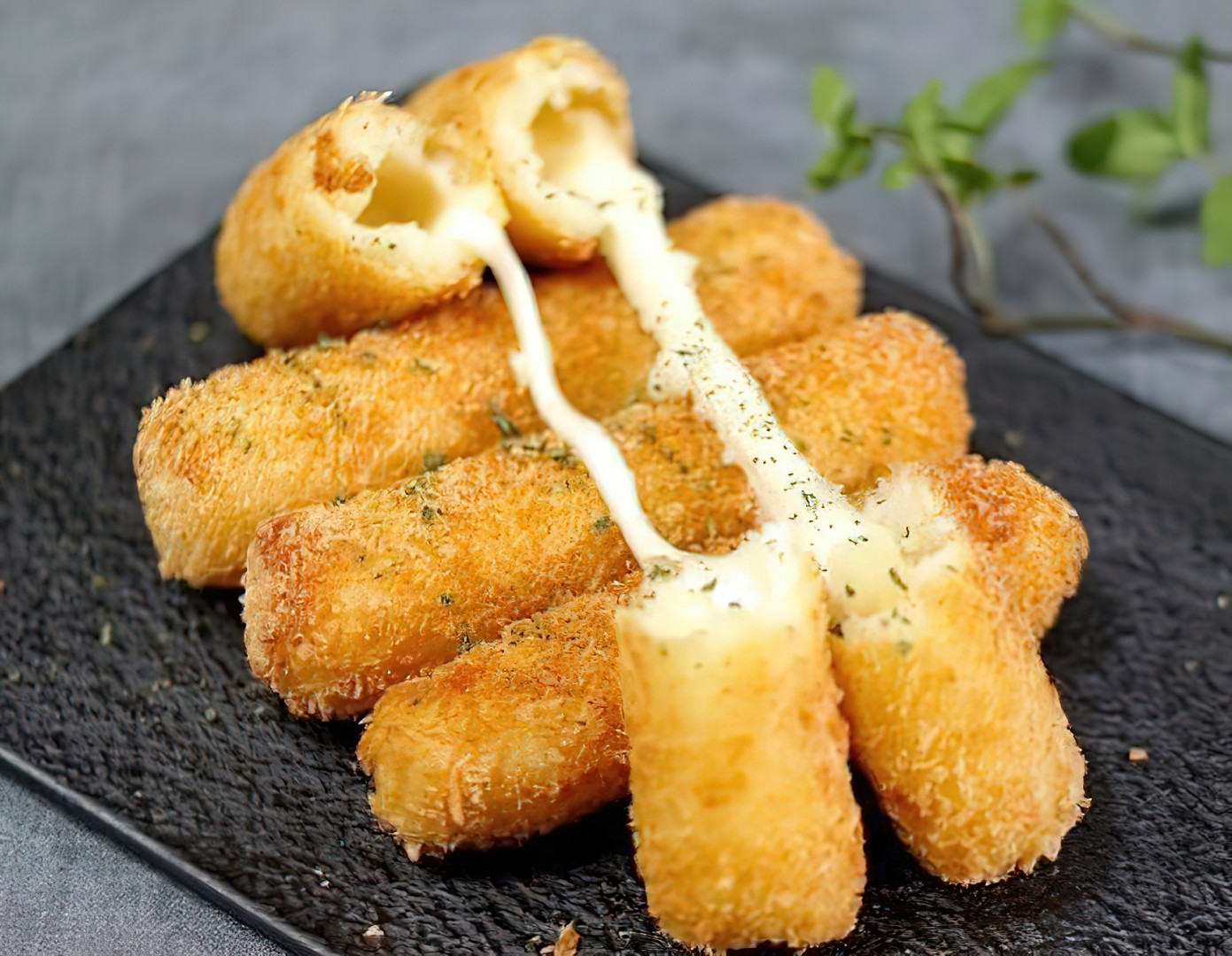 Пальчики с картошки. Сырные палочки моцарелла. Картофельные палочки. Картофельные палочки с сыром. Домашние сырные палочки.