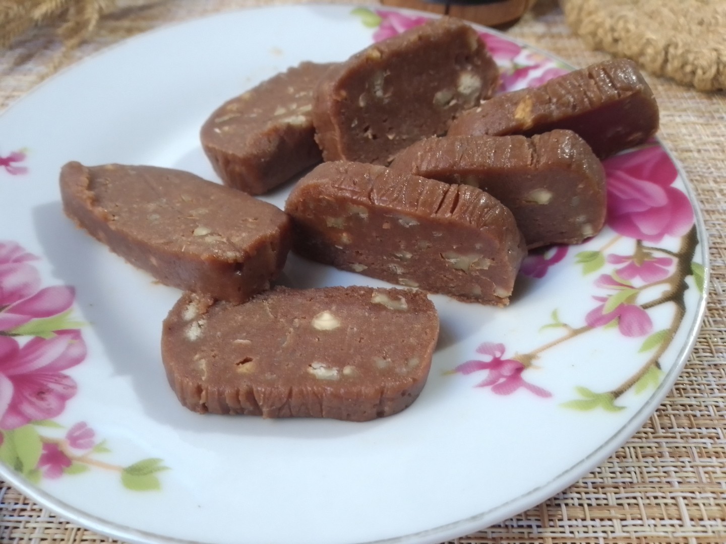 Сладкая колбаска из печенья со сгущенкой рецепт