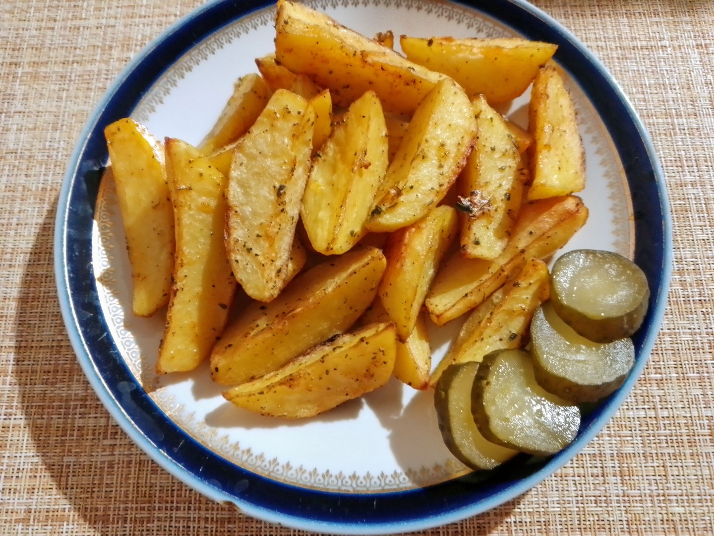 Как вкусно приготовить картошку в духовке без мяса: рецепты и советы
