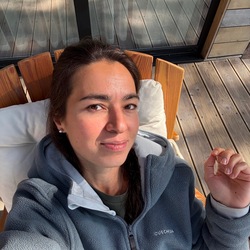 Лола готовит