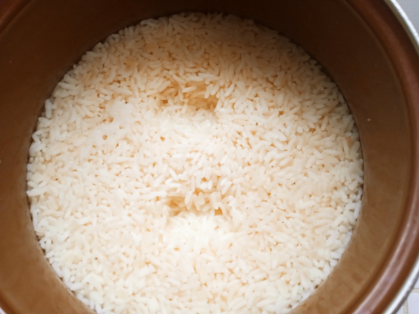 Каша рисовая на воде рассыпчатая в кастрюле. Рис длиннозерный шлифованный. Длиннозерный рис вареный. Рис на гарнир рассыпчатый в кастрюле. Рис в кастрюле.