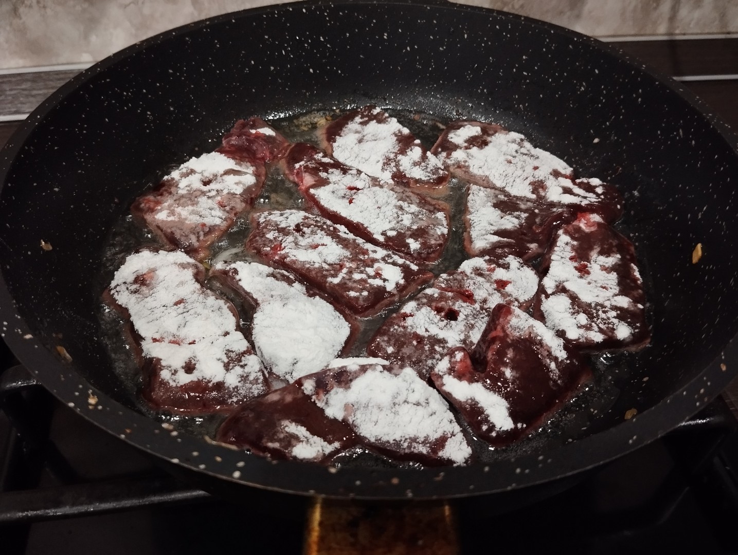 Приготовление сочной говяжьей печени с луком на сковороде: легкий и вкусный рецепт